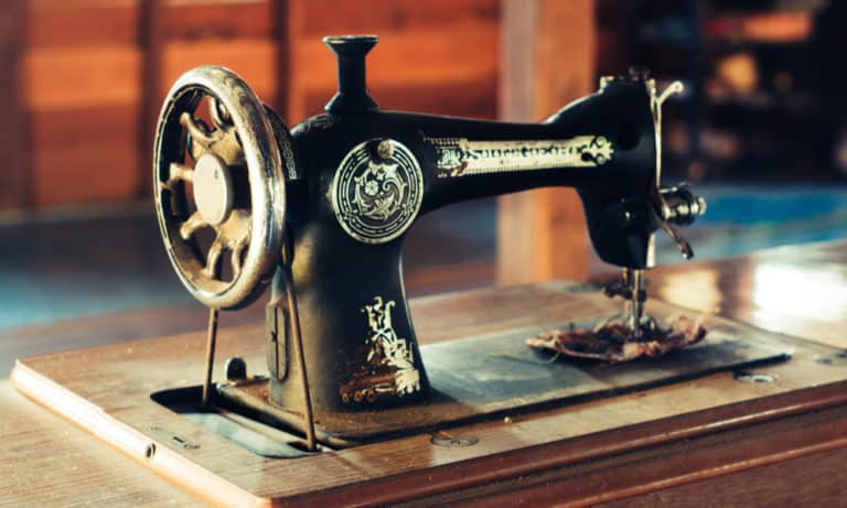 How to Identify Vintage Singer Sewing Machine (Models by Serial Number)