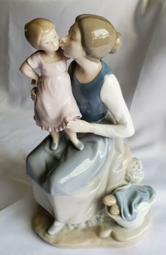 Nao Daisa Lladro The Pampering Mother and Child Daughter