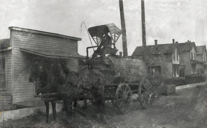 Horse-drawn wooden tank wagon
