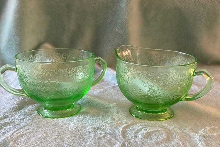 Royal lace-green cups