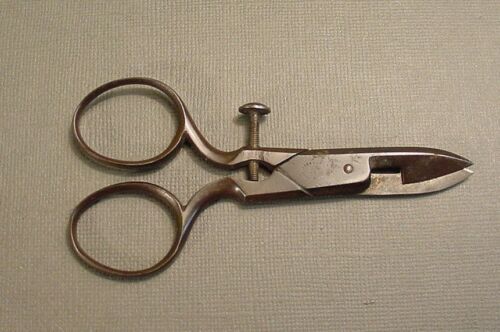 Buttonhole scissors