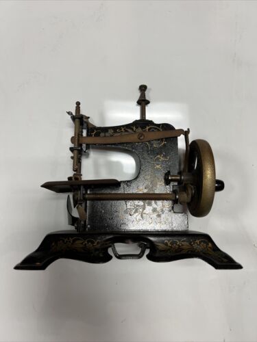 Child's cast-iron toy sewing machine