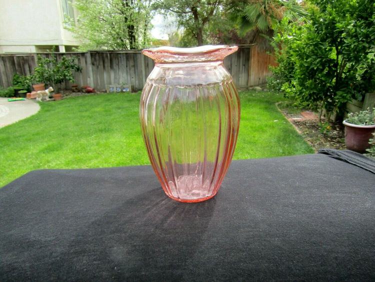 Jeannette pink Adam vase