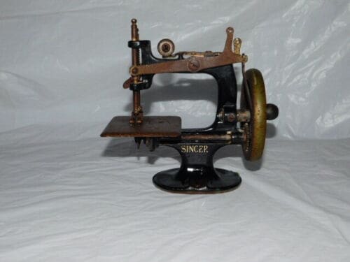 Singer cast-metal miniature sewing machine