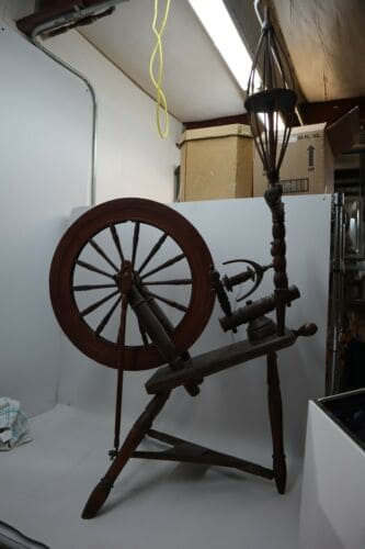 Spinning wheel of 21.5 inches (54.6 cm)