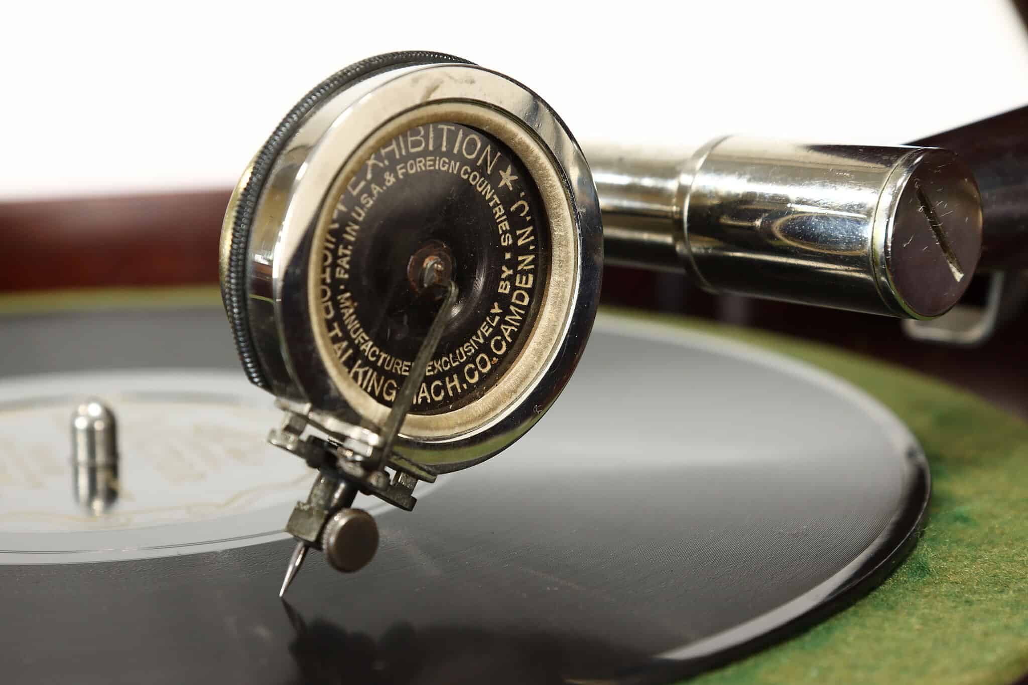 Types of antique phonograph needles