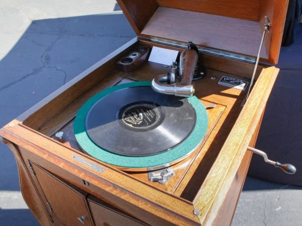 Antique Victrola Record Player Value (Identification & Price Guides)