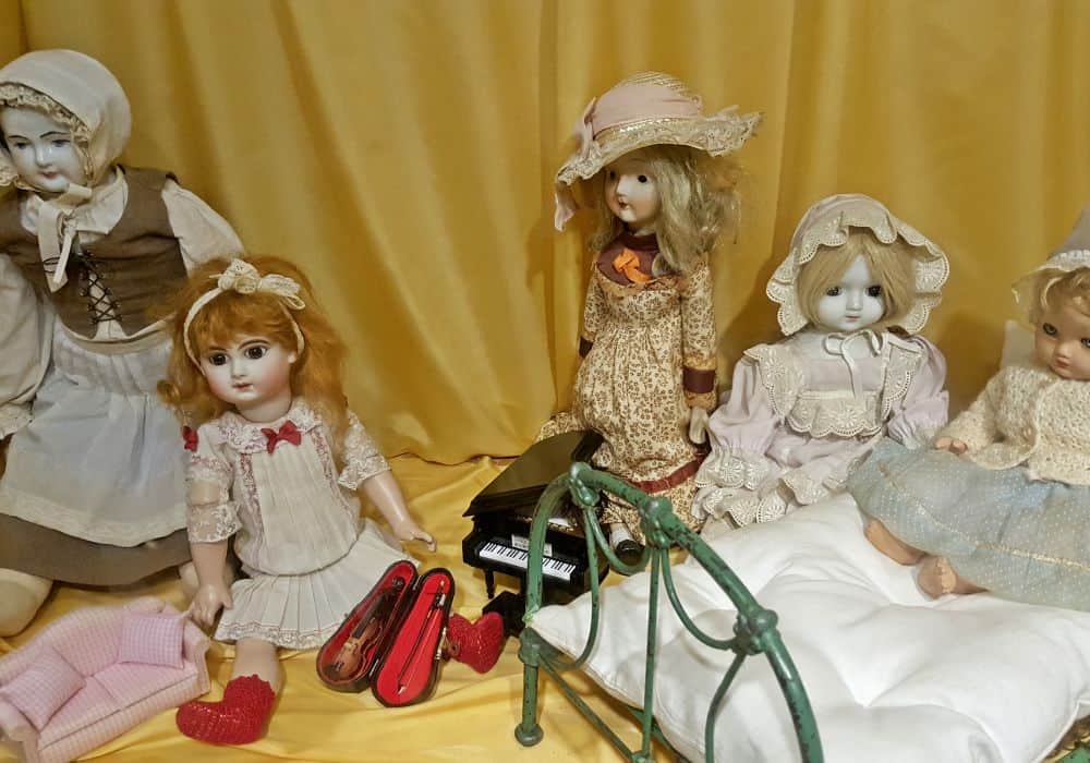 Where to sell & buy antique collectible dolls?