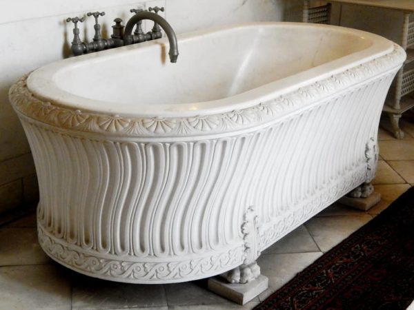 Antique Clawfoot Tub Value (Identification & Price Guides)